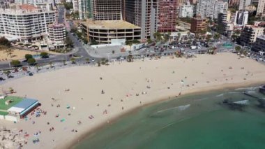 İspanya 'nın Benidorm kentinin havadan çekilmiş görüntüleri Playa de Finestrat olarak bilinen plajı ve küçük sahil çevresindeki otel ve daireleri gösteriyor.