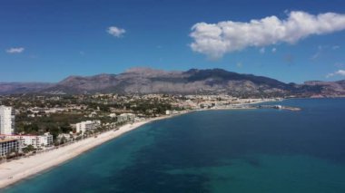 İspanya 'nın L' Albir kasabasının güneşli bir yaz gününde arka planda İspanyol dağlarıyla sahil cephesini gösteren insansız hava aracı görüntüleri.
