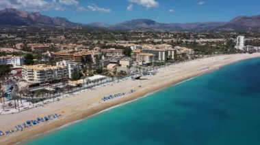 İspanya 'nın L' Albir kasabasının güneşli bir yaz gününde arka planda İspanyol dağlarıyla sahil cephesini gösteren insansız hava aracı görüntüleri.