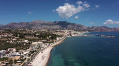 İspanya 'nın L' Albir kasabasının güneşli bir yaz gününde arka planda İspanyol dağlarıyla sahil cephesini gösteren insansız hava aracı görüntüleri.