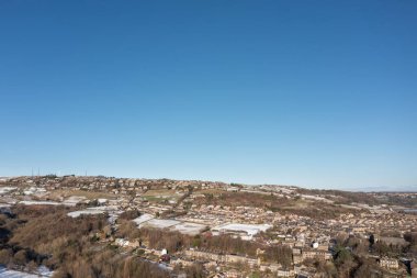 İngiltere, Batı Yorkshire 'daki Golcar köyünün, Huddersfield' ın havadan insansız hava aracı fotoğrafı, kış mevsiminde konut ve yerde küçük kar birikintileri gösteriyor..
