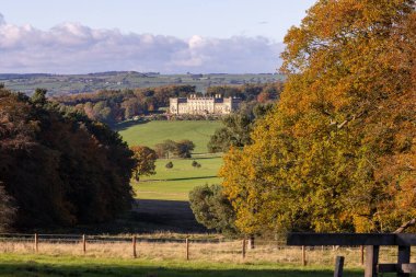 İngiltere 'nin Leeds West Yorkshire kentindeki ünlü Harewood House İngiliz kırsalındaki geniş bir tarladan sonbaharda çekildi.