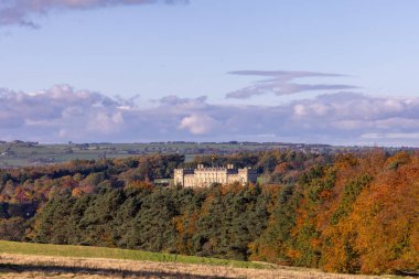 İngiltere 'nin Leeds West Yorkshire kentindeki ünlü Harewood House İngiliz kırsalındaki geniş bir tarladan sonbaharda çekildi.