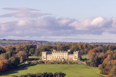 İngiltere 'nin Leeds West Yorkshire kentindeki ünlü Harewood House İngiliz kırsalındaki geniş bir tarladan sonbaharda çekildi.