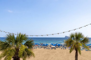 Benidorm İspanya 'daki ünlü Levante Sahili' nin fotoğrafı. Yazın güneşli bir günde İspanyol sahilinde eğlenen insanları gösteriyor.