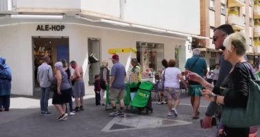 Benidorm İspanya 21 Mart 2024: İspanya 'nın Benidorm kentindeki görüntüler, eski Benidorm kasabasında yaşayan turist ve vatandaşları sokaklarda gösteriyor