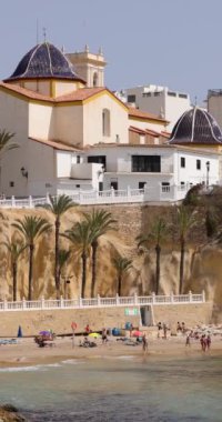 İspanya 'nın güzel Benidorm şehrinin portre görüntüleri, Cala del Mal Pas plajında insanların yaz tatilinde plajda dinlenip güneşlenmelerini gösteriyor.