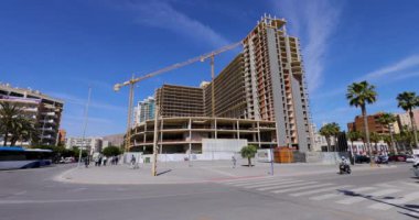 Benidorm İspanya, 15 Mart 2024: Benidorm kasabasının görüntüleri Platja de La Cala de Finestrat olarak bilinen güney sahilinde yeni bir otelin inşa edildiğini gösteriyor