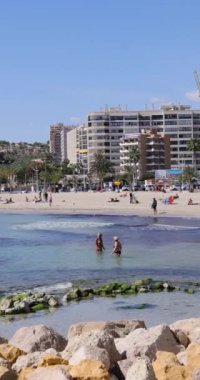 Benidorm İspanya, 15 Mart 2024: İspanya 'nın Benidorm kentinin yaz aylarındaki portre görüntüleri Playa de Finestrat olarak bilinen plajı, plaj çevresindeki otel ve daireleri gösteriyor