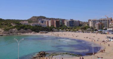 İspanya 'nın Benidorm kentinin yaz aylarındaki görüntüleri Playa de Finestrat olarak bilinen plajı ve yaz aylarında küçük sahil çevresindeki otel ve daireleri gösteriyor.