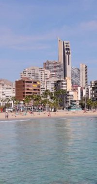 İspanya 'nın Benidorm kentinin yaz aylarındaki portre görüntüleri Playa de Finestrat olarak bilinen plajı ve yaz aylarında küçük sahil çevresindeki otel ve daireleri gösteriyor.