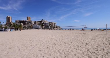 İspanya 'nın Benidorm kentinin yaz aylarındaki görüntüleri Playa de Finestrat olarak bilinen plajı ve yaz aylarında küçük sahil çevresindeki otel ve daireleri gösteriyor.