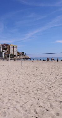 İspanya 'nın Benidorm kentinin yaz aylarındaki portre görüntüleri Playa de Finestrat olarak bilinen plajı ve yaz aylarında küçük sahil çevresindeki otel ve daireleri gösteriyor.