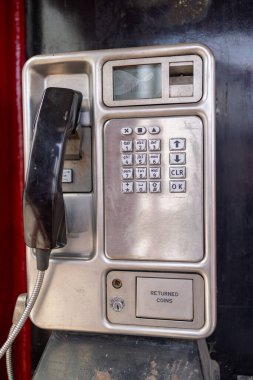 İngiltere 'nin Kuzey Yorkshire' daki güzel Middleham kasabasında çekilmiş eski bir İngiliz ankesörlü telefon kulübesinin fotoğrafı.