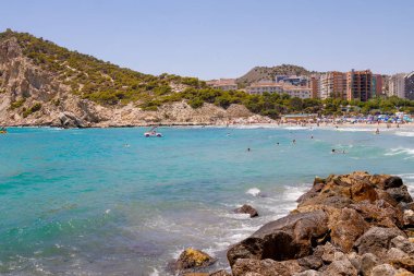 İspanya 'nın Benidorm şehrinin yazın çekilen fotoğrafı Playa de Finestrat olarak bilinen plajı ve küçük sahil çevresindeki otel ve daireleri gösteriyor.