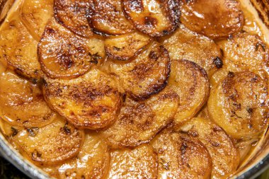 Lezzetli bir İngiliz güvecinin üzerinde patates dilimleri olsun.