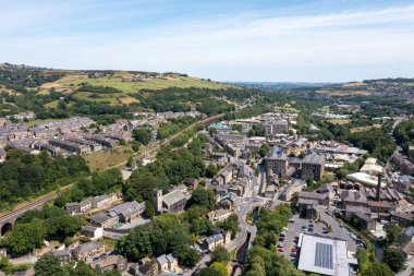 İngiltere 'nin tarihi Yorkshire kasabası Huddersfield' ın havadan çekilmiş fotoğrafı güneşli bir yaz gününde konut ve fabrikaları gösteriyor.