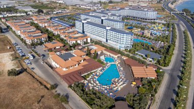 Güzel Alanya kasabasının insansız hava aracı fotoğrafı. Türkiye 'nin orta Akdeniz kıyısındaki bir tatil beldesi. Yaz mevsiminde yukarıdan bir otel ve tatil beldesi görünüyor..