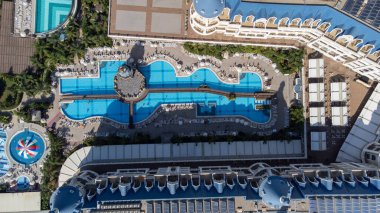 Güzel Alanya kasabasının insansız hava aracı fotoğrafı. Türkiye 'nin orta Akdeniz kıyısındaki bir tatil beldesi. Yaz mevsiminde yukarıdan bir otel ve tatil beldesi görünüyor..