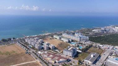 Güzel Alanya kasabasının insansız hava aracı fotoğrafı. Türkiye 'nin orta Akdeniz kıyısındaki bir tatil beldesi. Yaz mevsiminde yukarıdan bir otel ve tatil beldesi görünüyor..