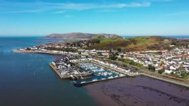 Galler 'deki Conwy County Borough' daki Deganwy kasabasının hava görüntüleri, Llandudno Rhos-on-Sea 'nin yanındaki Creuddyn Yarımadası' nda Conwy Nehri boyunca uzanan Deganwy Marina ve tren yolunu gösteriyor.