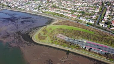 Galler 'deki Conwy County Borough' daki Deganwy kasabasının hava görüntüleri, Conwy Nehri boyunca uzanan A55 Kuzey Galler Ekspres Yolu 'nu gösteren Llandudno Rhos-on-Sea' nin yanındaki Creuddyn Yarımadası 'nda bulunur.