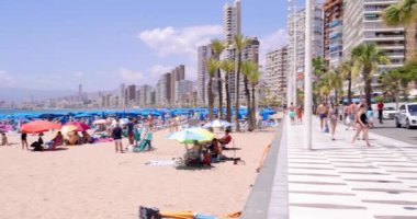 Benidorm İspanya, 20 Temmuz 2024: Bir grup İspanyol 'un yüksek katlı bir apartman binasında klima kurarken çekilmiş görüntüleri