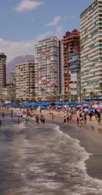 Benidorm İspanya, 20 Temmuz 2024: Bir grup İspanyol 'un yüksek katlı bir apartman binasında klima kurarken çekilmiş görüntüleri