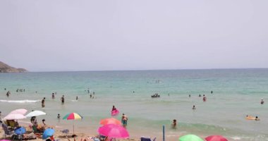 Benidorm İspanya, 20 Temmuz 2024: Bir grup İspanyol 'un yüksek katlı bir apartman binasında klima kurarken çekilmiş görüntüleri