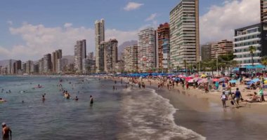Benidorm İspanya, 20 Temmuz 2024: Bir grup İspanyol 'un yüksek katlı bir apartman binasında klima kurarken çekilmiş görüntüleri