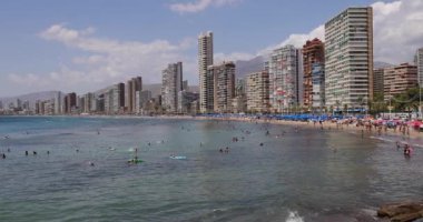 Benidorm İspanya, 20 Temmuz 2024: Bir grup İspanyol 'un yüksek katlı bir apartman binasında klima kurarken çekilmiş görüntüleri