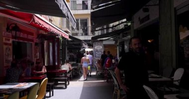 Benidorm İspanya, 20 Temmuz 2024: Benidorm City İspanya 'da bir caddenin yavaş çekim görüntüleri ünlü Tapas Sokağı' nın her iki tarafında da geleneksel İspanyol restoranları yer alıyor.