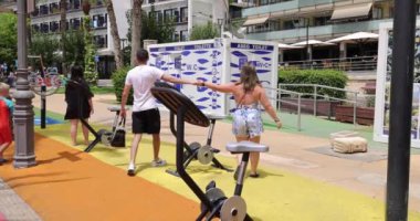 Benidorm İspanya, 15 Mart 2024: İspanya 'daki Benidorm kasabasının güneşli bir günde batı sahili boyunca uzanan kamu tuvaletlerini gösteren görüntüsü