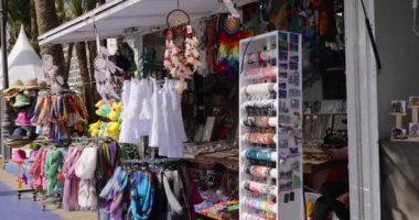 Benidorm İspanya, 15 Mart 2024: İspanya 'nın Benidorm kentinin yaz aylarındaki görüntüleri insanları Batı Sahili gezinti güvertesinde ve pazar tezgahlarında gösteriyor