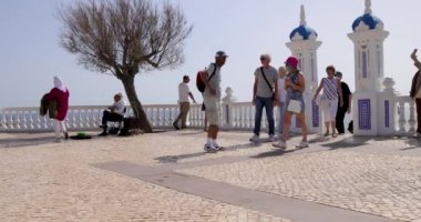 Benidorm İspanya, 15 Mart 2024: İspanya 'nın güzel Benidorm şehrinin görüntüsü ünlü Balcon del Mediterraneo gözcü güvertesini beyaz taşlı balatalarla gösteriyor..