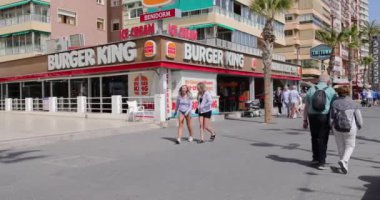 Benidorm İspanya, 15 Mart 2024: İspanya 'daki Benidorm kasabasının görüntüleri, şehirdeki fast food Burger King restoranını gösteriyor