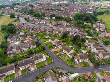 İngiltere 'nin Barnsley, Güney Yorkshire kentindeki Worsbrough kentinin hava fotoğrafı güneşli bir günde ev, yol ve tipik İngiliz yerleşim yerlerini gösteriyor.