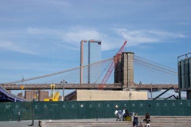 New York ABD, 7 Nisan 2019: Amerika Birleşik Devletleri 'nin New York şehrindeki ünlü Brooklyn Köprüsü