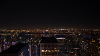 New York 'taki Manhattan' ın gece vakti hava görüntüsü ABD 'deki ve Empire State Binası' ndaki klasik yüksek binaları ve şehir manzarasını gösteriyor..