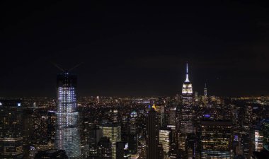 New York 'taki Manhattan' ın gece vakti hava görüntüsü ABD 'deki ve Empire State Binası' ndaki klasik yüksek binaları ve şehir manzarasını gösteriyor..