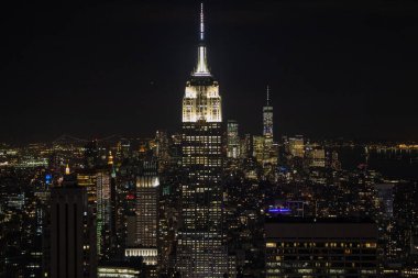 New York 'taki Manhattan' ın gece vakti hava görüntüsü ABD 'deki ve Empire State Binası' ndaki klasik yüksek binaları ve şehir manzarasını gösteriyor..