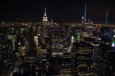 New York 'taki Manhattan' ın gece vakti hava görüntüsü ABD 'deki ve Empire State Binası' ndaki klasik yüksek binaları ve şehir manzarasını gösteriyor..