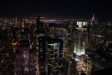 New York 'taki Manhattan' ın gece vakti hava görüntüsü ABD 'deki ve Empire State Binası' ndaki klasik yüksek binaları ve şehir manzarasını gösteriyor..