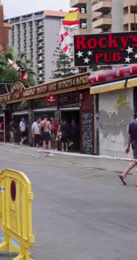 Benidorm İspanya, 15 Temmuz 2024: İspanya 'da Benidorm şehrinin İngiliz taraftarların Euros 2024 maçına hazırlandığını gösteren portre görüntüleri Rockys Pub' da İspanya 'ya karşı final maçında ve kapalı yolda
