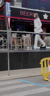 Benidorm İspanya, 15 Temmuz 2024: İspanya 'daki Benidorm şehrinin İngiliz taraftarların Euros 2024 için hazırlandığını gösteren portre görüntüleri.