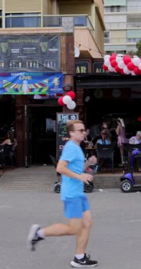 Benidorm İspanya, 15 Temmuz 2024: İspanya 'daki Benidorfm şehrinin portresi İngiliz taraftarların Euros 2024 maçına hazırlandığını gösteriyor.