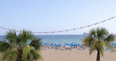 İspanya 'nın Benidorm kentindeki ünlü Levante Sahili' nin görüntülerinde sıcak bir yaz gününde turistlerle dolu yoğun bir plaj görülüyor.