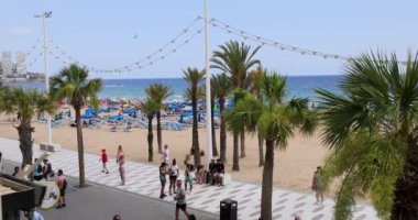 Benidorm İspanya, 15 Temmuz 2024: Benidorm şehrinin ünlü Benidorm Levante Sahili ve İspanyol sahil cephesini gösteren görüntüsü