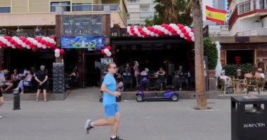Benidorm İspanya, 15 Temmuz 2024: İspanya 'da Benidorm şehrinin görüntüleri İngiliz taraftarların Euro 2024 için hazırlandığını gösteriyor.