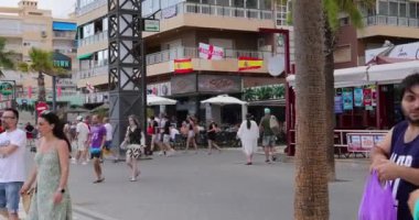 Benidorm İspanya, 15 Temmuz 2024: İspanya 'da Benidorm şehrinin görüntüleri İngiliz taraftarların Euros 2024 maçına hazırlandığını gösteriyor.